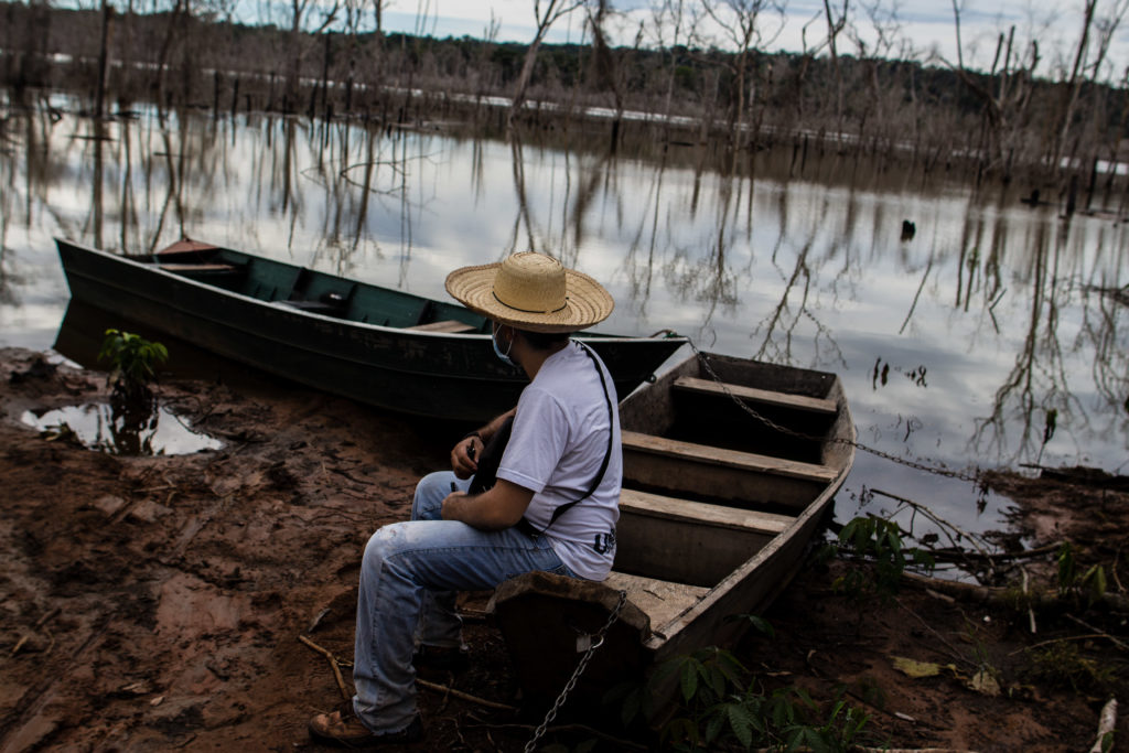 Homem observa o lago da usina de Sinop dentro da Gleba Mercedes. Foto Caio Mota Proteja Amazônia